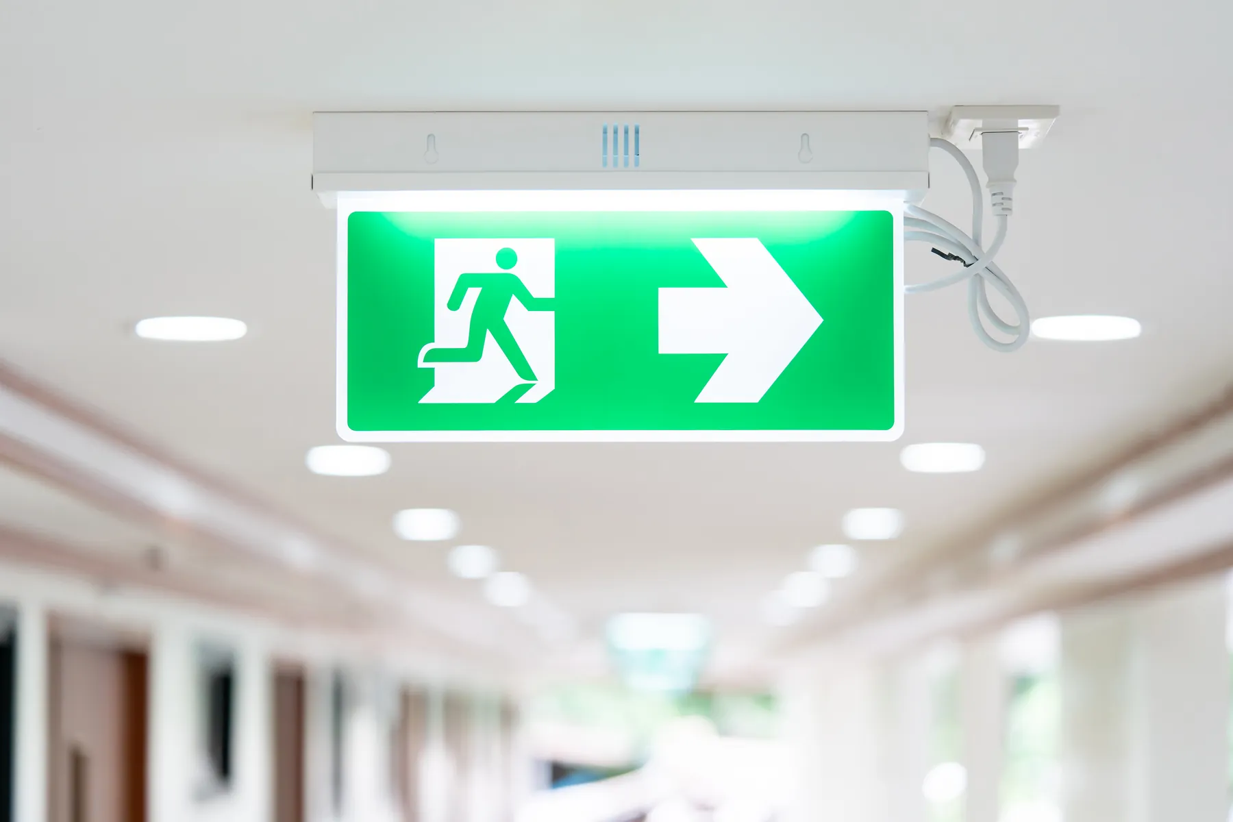 Bloc d’éclairage de sécurité signalant la sortie de secours dans un couloir
