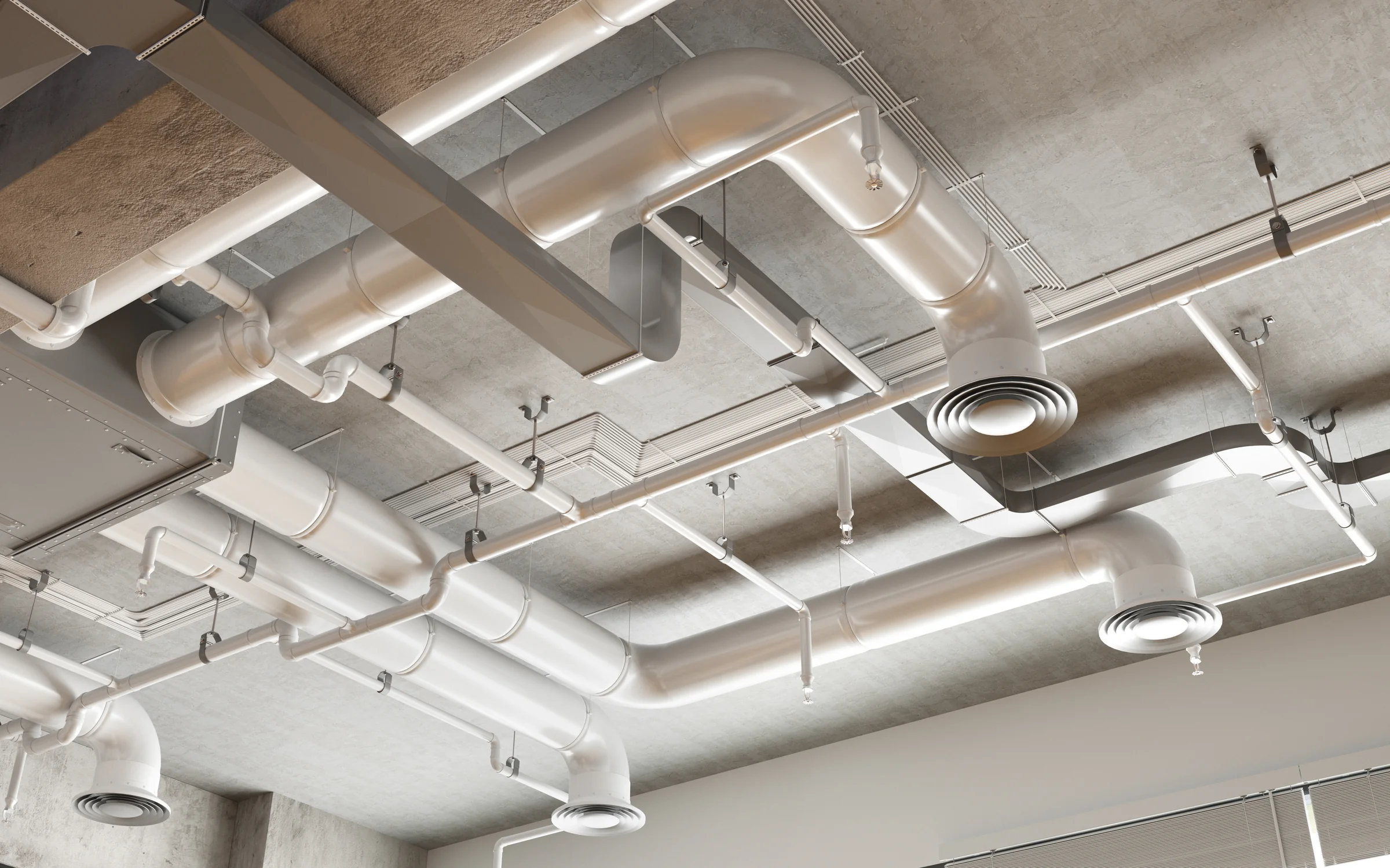 Gaines et bouches de désenfumage suspendues au plafond d’un bâtiment